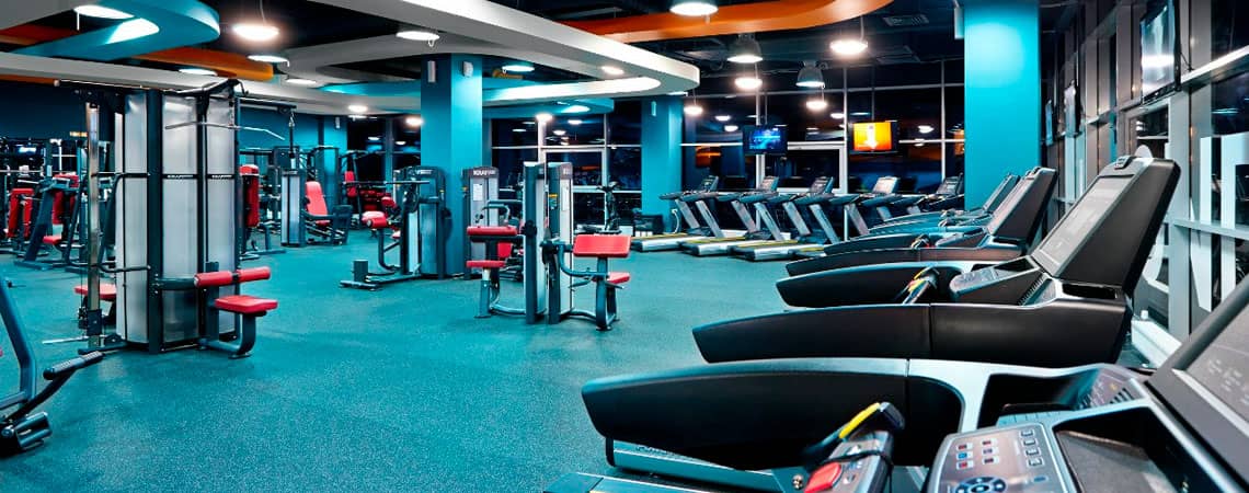 Фотографии оснащения тренажерых помещений и фитнес-центров спортивным оборудованием